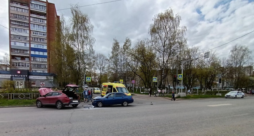 В Кирово-Чепецке на проспекте Мира столкнулись Renault и ВАЗ, есть пострадавший