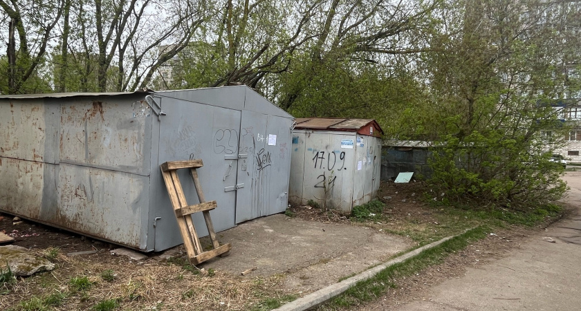Городские власти требуют убрать незаконные гаражи на Вятской набережной