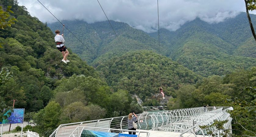 Мерзкие люди, грязное море, запредельные цены: туристы честно рассказали, чем их не устроил отдых в Адлере