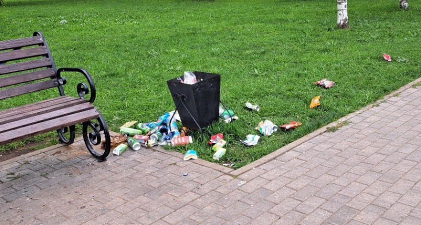 Набережная Кирово-Чепецка превратилась в свалку за выходные