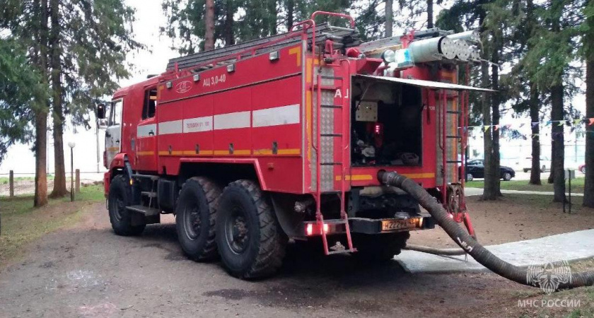 Пять пожаров за сутки потушили сотрудники МЧС России в Кировской области