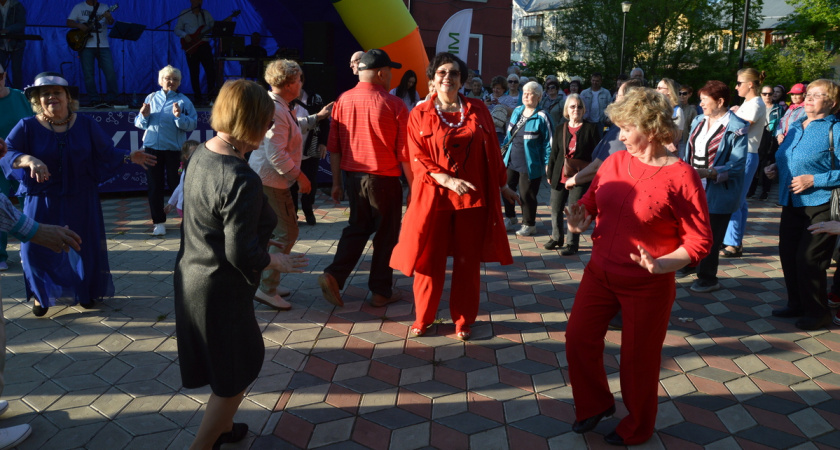 В Кирово-Чепецке при поддержке "Уралхима" стартовал летний сезон танцевальных вечеров
