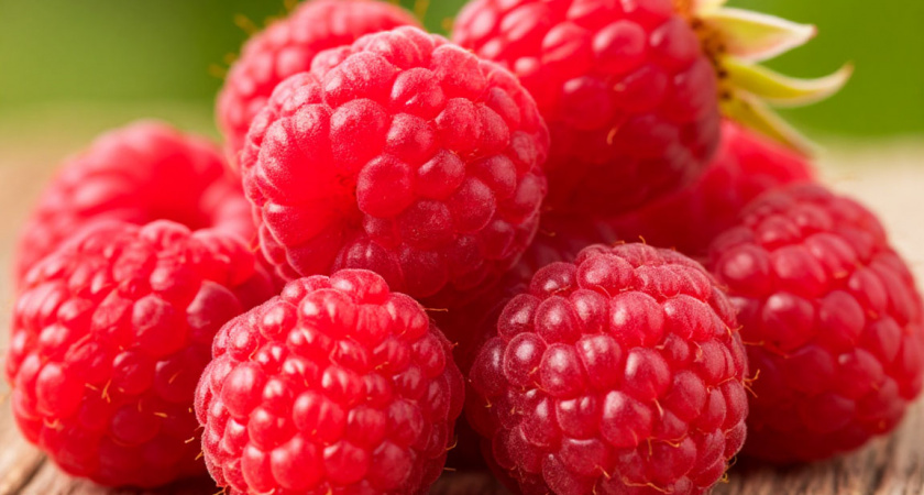 Лью под цветущую малину то же, что и прабабушка 50 лет назад. Соседи завидуют размеру моих ягод и просят рецепт