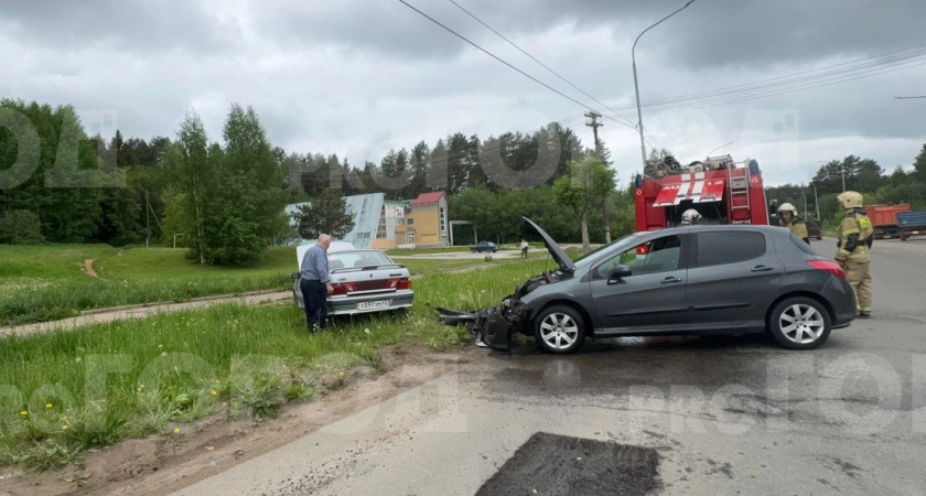 В Кирово-Чепецке на улице Сосновой в жестком столкновении сошлись ВАЗ и Peugeot