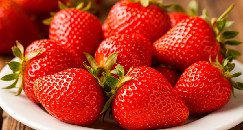 На клубнику раскидываю такой порошок: вредители бегут с огорода, а ягода растет крупная и сладкая, как мед