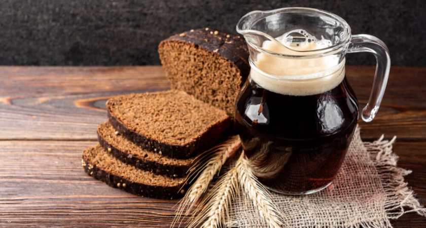 Как сделать квас, как в детстве: простой рецепт для летнего удовольствия без магазинных аналогов