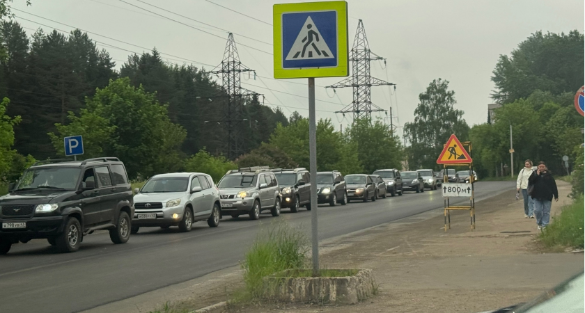 "Не делают мост - плохо, делают - еще хуже": чепчане жалуются на пробки, которые появились после начала ремонта моста на 60 лет Октября