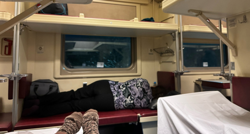 Пассажиров поездов просят не ложиться головой к окнам?