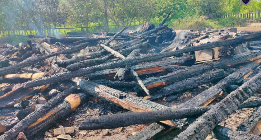 Попытка справиться с огнем обернулась трагедией: в Нолинском районе при пожаре погиб мужчина