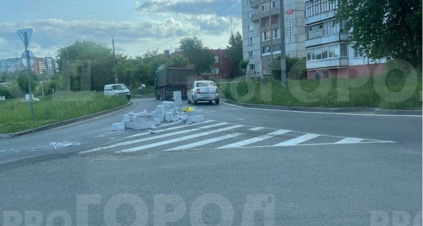 "То доски, то бетонные блоки": чепчане жалуются на водителей большегрузов, которые теряют на дорогах стройматериалы