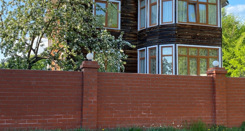 Забудьте о частых ремонтных работах: чем покрасить забор для долговечного эффекта