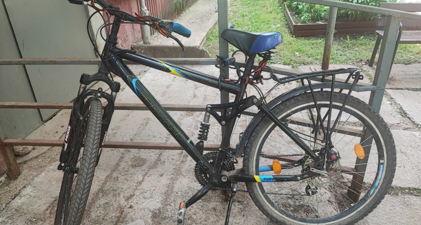 В Кирово-Чепецке юный велосипедист выехал на дорогу и попал под машину