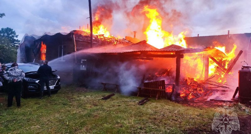 В Кировской области из-за грозового разряда сгорел жилой дом