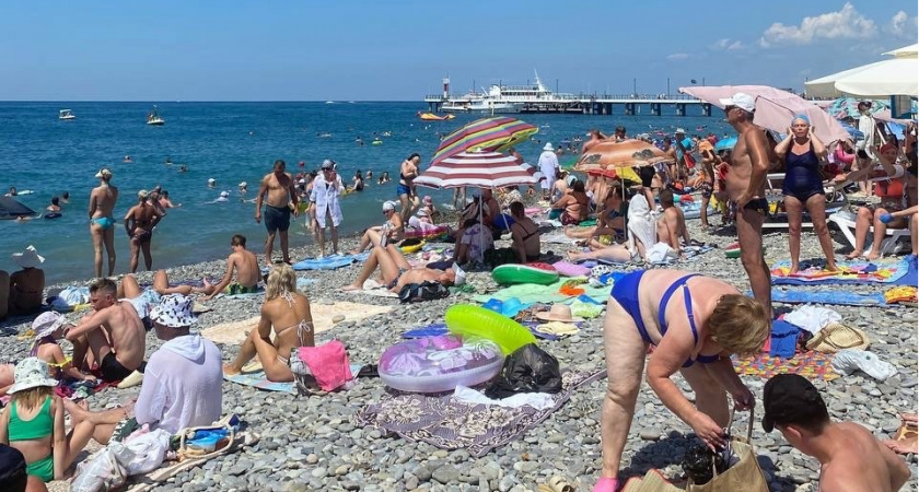Купаться невозможно, люди сидят на берегу: Черное море преподнесло неприятный сюрприз отдыхающим
