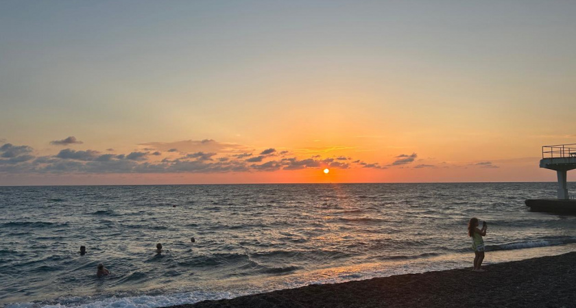 Побережье усеяно окурками, медузами и мусором, развлечений никаких: туристы раскритиковали отдых на Азовском море