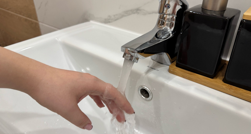 Секрет сантехника: одна капля в слив - и канализация больше никогда не засорится