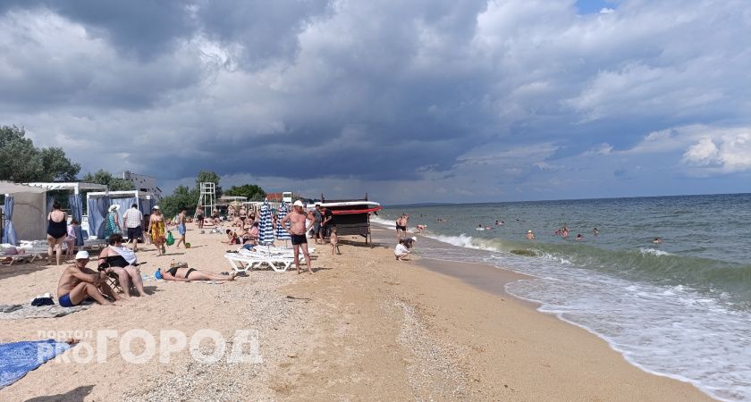 Купаться невозможно, люди просто сидят на берегу: Черное море преподнесло неприятный сюрприз отдыхающим