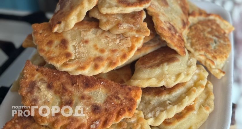 Тесто тонкое, как бумага, а начинка сочнейшая: рецепт чебуреков - вкусные, словно только что из чебуречной