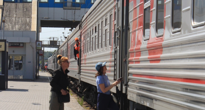 Что делать, если сосед просит нижнюю полку в поезде: советы пассажирам