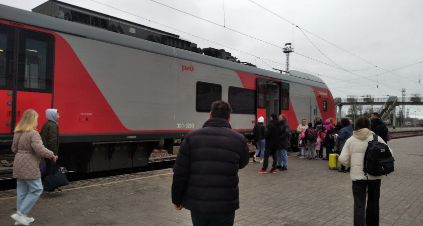 Что делать, если сосед не пускает к столику в плацкарте: советы пассажирам