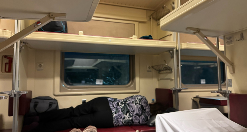 Как поступила хитрая пассажирка, когда ее попросили уступить нижнее место в купе поезда - запомните и вы