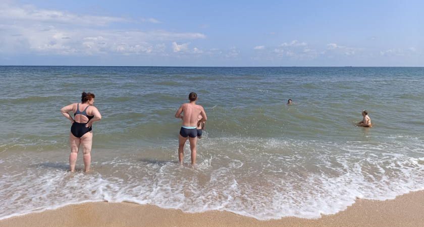 Купаться невозможно, люди сидят на берегу: Черное море преподнесло неприятный сюрприз отдыхающим
