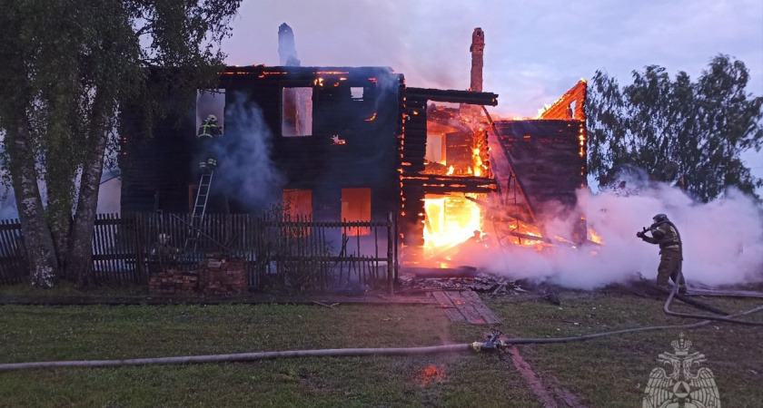 В Кировской области полностью сгорел жилой деревянный дом