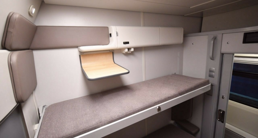 К столику пускать перестанут: в новых вагонах их будут делать прямо наверху