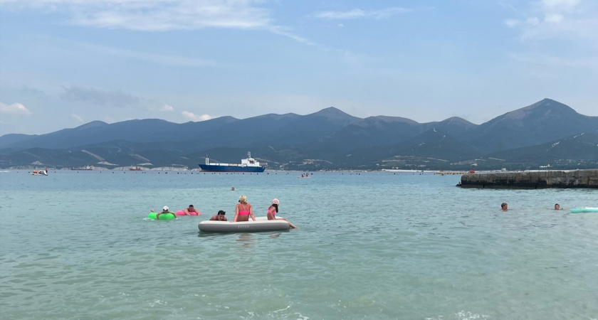 Купаться невозможно, люди сидят на берегу: Черное море преподнесло неприятный сюрприз отдыхающим