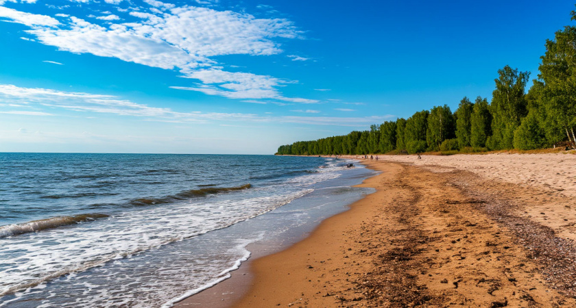 Купаться невозможно, люди просто сидят на берегу: Черное море вручило отдыхающим неприятную неожиданность