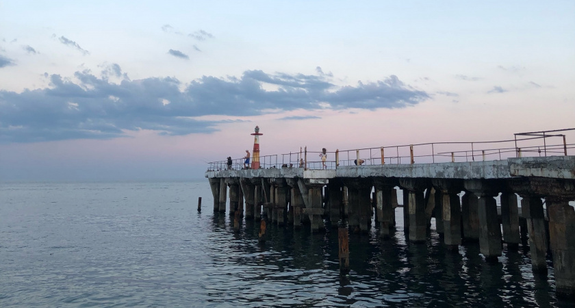 Купаться невозможно, люди просто сидят на берегу: Черное море преподнесло неприятный сюрприз отдыхающим