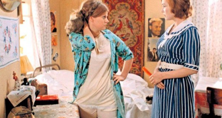 Зачем советские женщины носили комбинации под платьями и почему их не носят сейчас? Всё просто