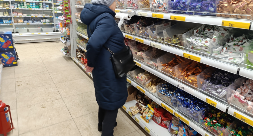 Купила 5 конфет в «Пятёрочке», кассир взвесила на 320 граммов. Так нас обвешивают в торговых точках