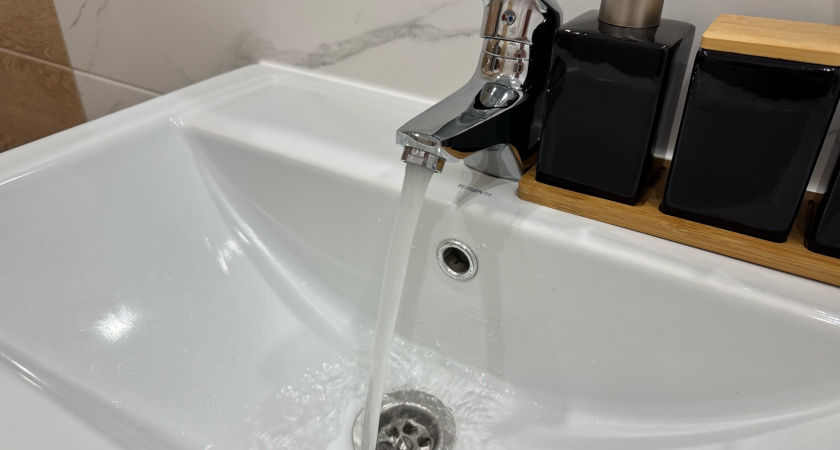 Химик-лаборант подсказал, как убрать желтизну на акриловой раковине (мойке): 180 секунд и даже губкой ничего не нужно тереть