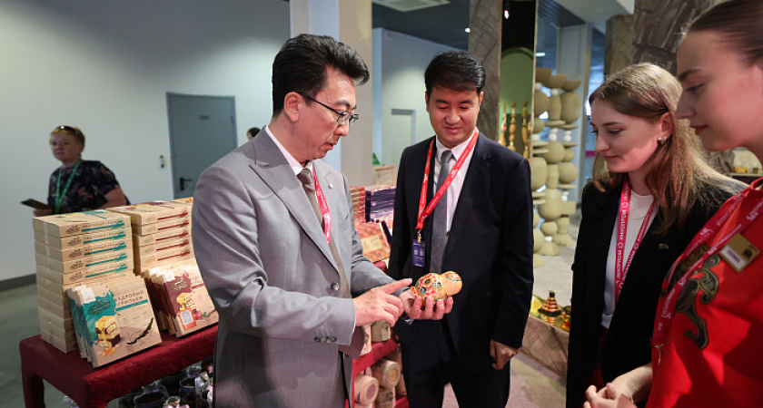 Вятские матрешки покорили китайских партнеров на Иннопроме-2025