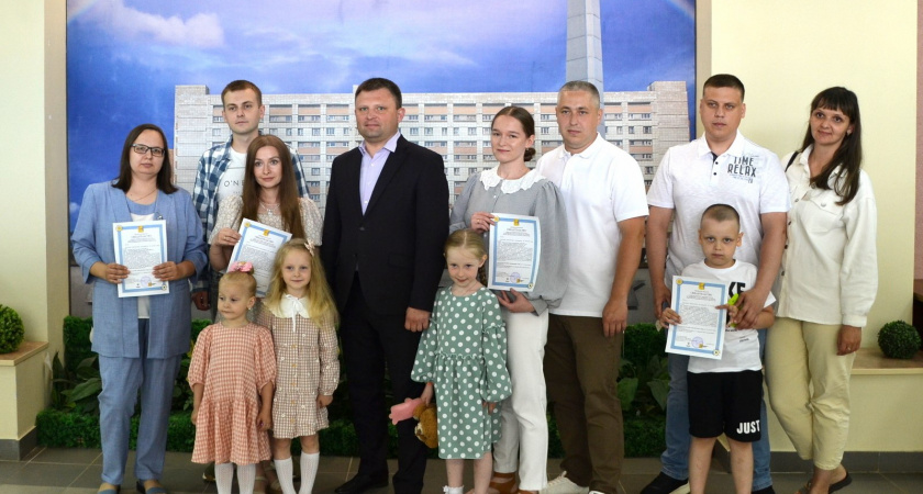 В Кирово-Чепецке четыре молодые семьи стали обладателями свидетельств на приобретение жилья