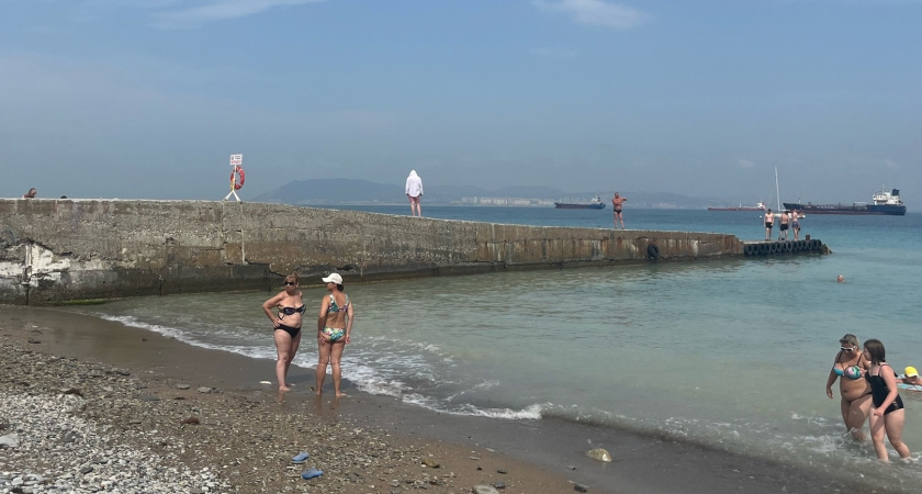 Купаться невозможно, люди сидят на берегу: Черное море преподнесло неприятный сюрприз отдыхающим