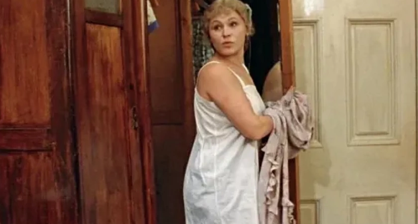 Зачем советские женщины носили комбинации под платьями и почему их не носят сейчас? Всё просто