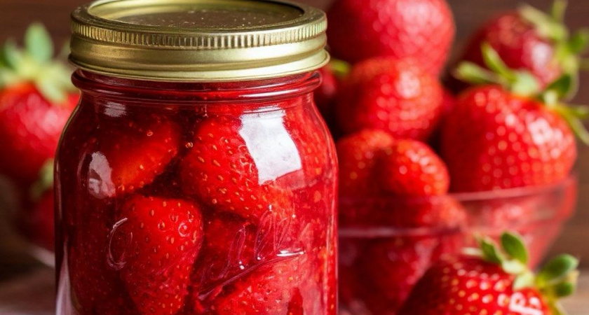 Варю клубничное варенье по рецепту из книги 1952 года: густое, рубиновое, ягодка к ягодке