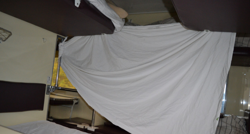 Выкупают купе в плацкарте и вешают занавеску: новый лайфхак от пассажиров