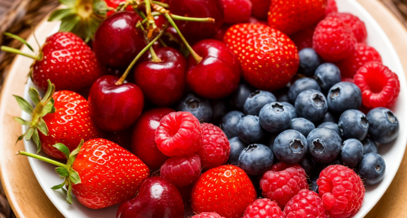 Эта любимая ягода — самая вредная: а мы покупаем ее как лакомство, еще и уговариваем детей есть