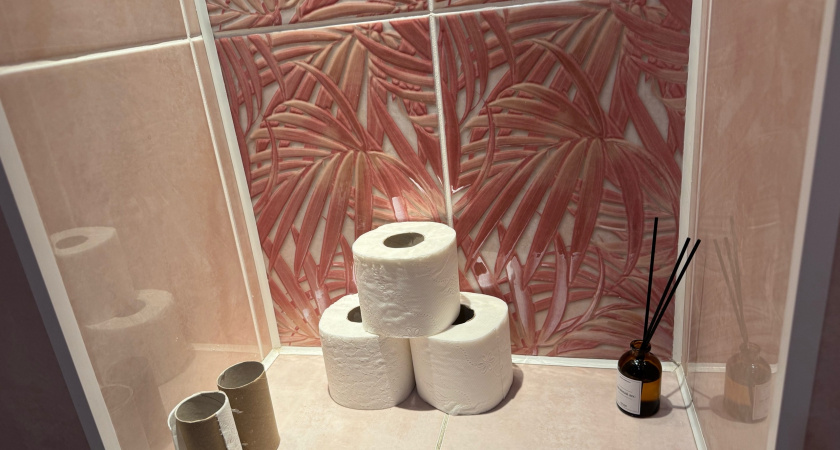 Прилепил туалетную бумагу к стенам в ванной: плитка заблестела - как из магазина