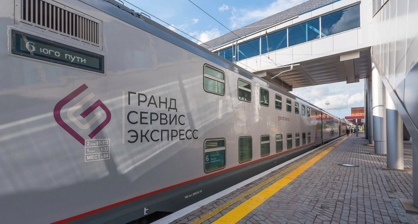 На 2-этажном поезде с Чёрного моря: «смешной» обед в купе - чем кормят пассажиров "Таврия Экспресс"