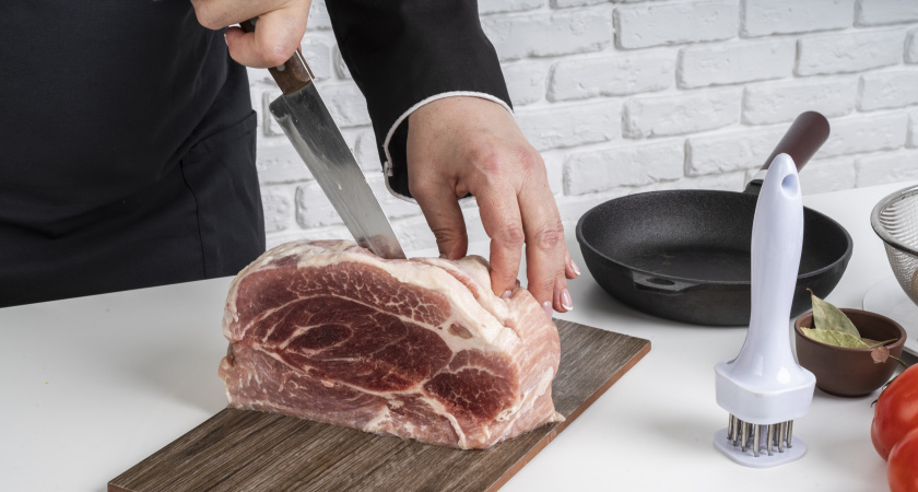 Больше не мою мясо перед готовкой: узнал, к каким последствиям это может привести