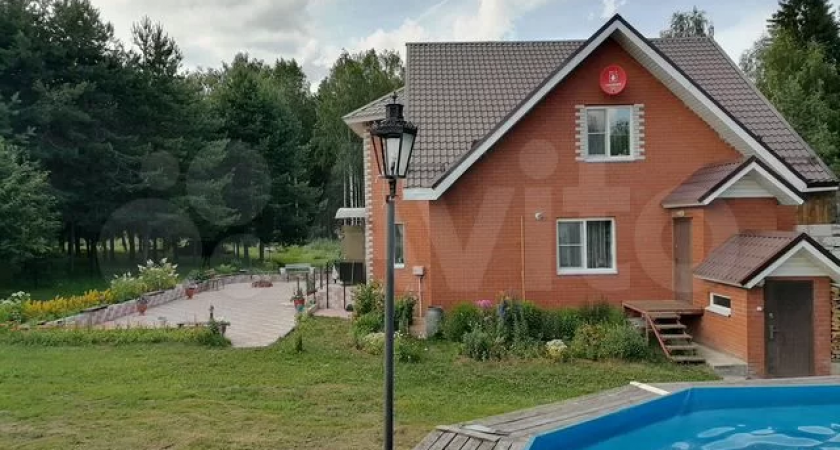 В Кирово-Чепецком районе продают двухэтажный дом с террасой и бассейном