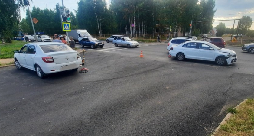 Две иномарки не разъехались в Кирово-Чепецке: пострадал один человек