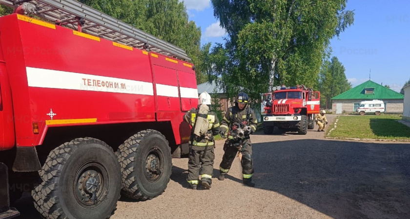 В Орлове сотрудники МЧС России тушили пожар на площади 168 квадратных метров