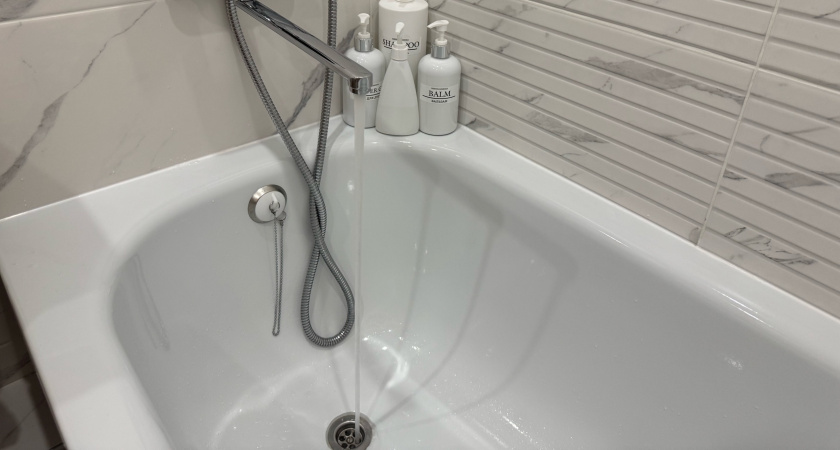 Отбелила ванную до белоснежного сияния: самые простые и эффективные хитрости от знакомой горничной