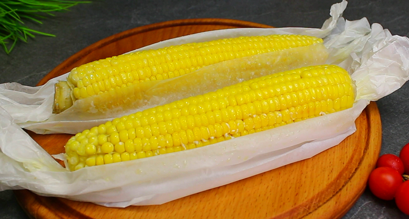 Кукурузу больше не варю: нашла интересный способ приготовления в бумаге (получается сочная, нежная и вкусная очень)