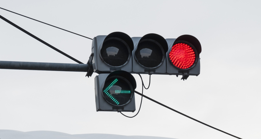 Гаишник объяснил, может ли водитель ехать прямо с правой полосы, если светофор указывает на правый поворот